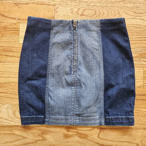 Free People Size 12 Denim Mini Skirt Two-tone Light and Dark Wash Stretchy Zip - Picture 5 of 7